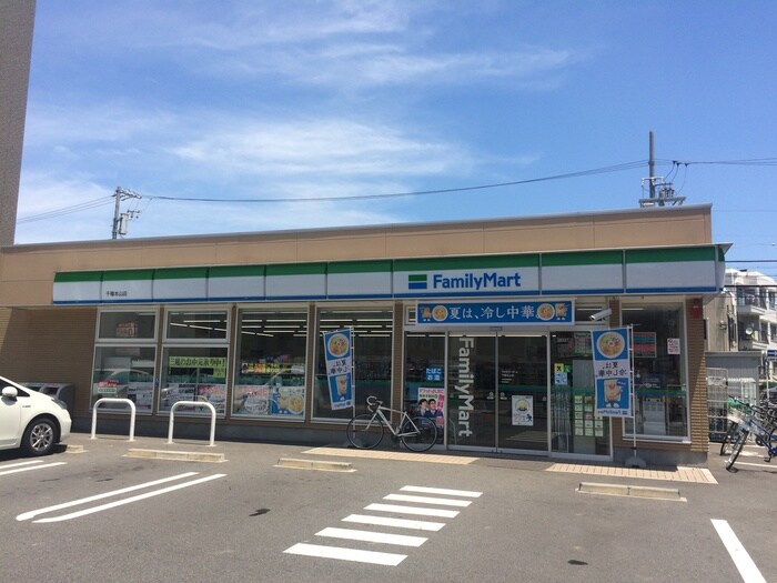 ファミリーマート千種本山店(コンビニ)まで392m グランパス朝岡