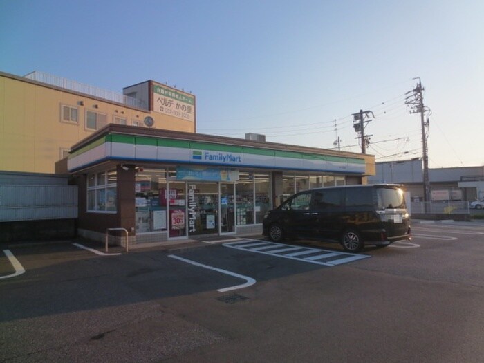 ファミリーマート中川江松店(コンビニ)まで203m アンプルールリーブル江松