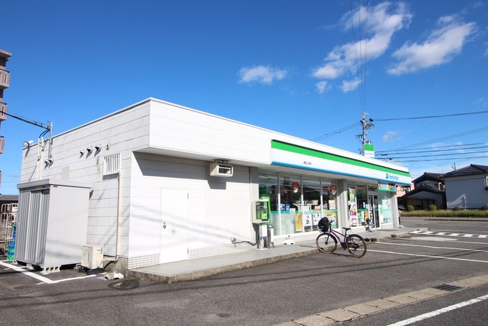 ファミリーマート(コンビニ)まで450m エメラルドホーム