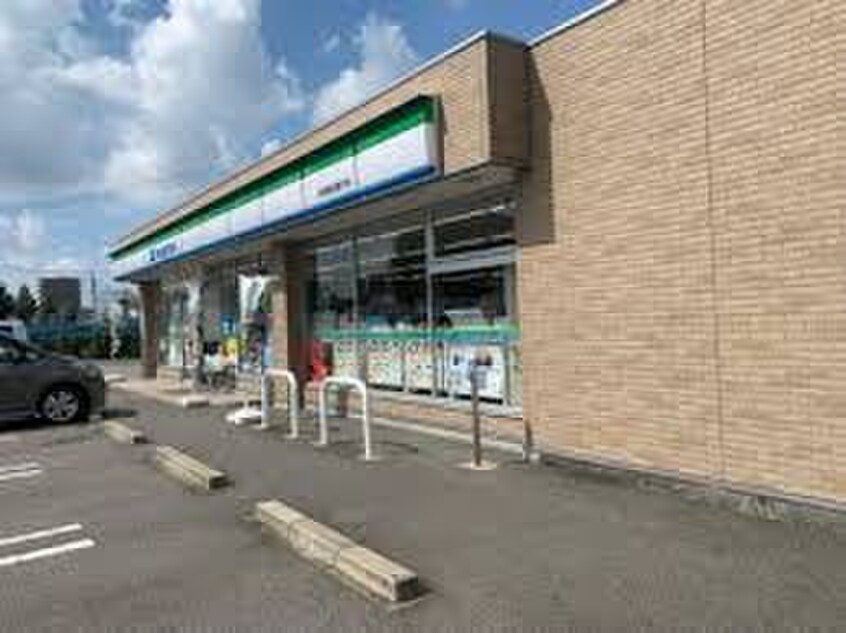 ファミリーマート(コンビニ)まで276m アドマイアＮ