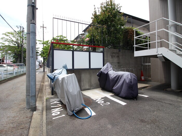 バイク置き場 カルム亀島