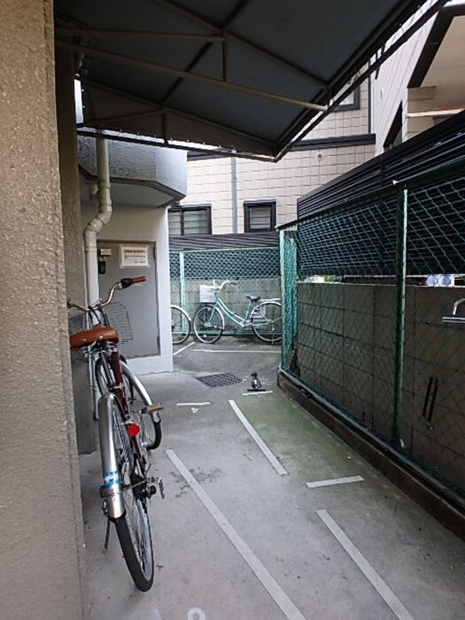 駐輪場 ド－ル神宮西