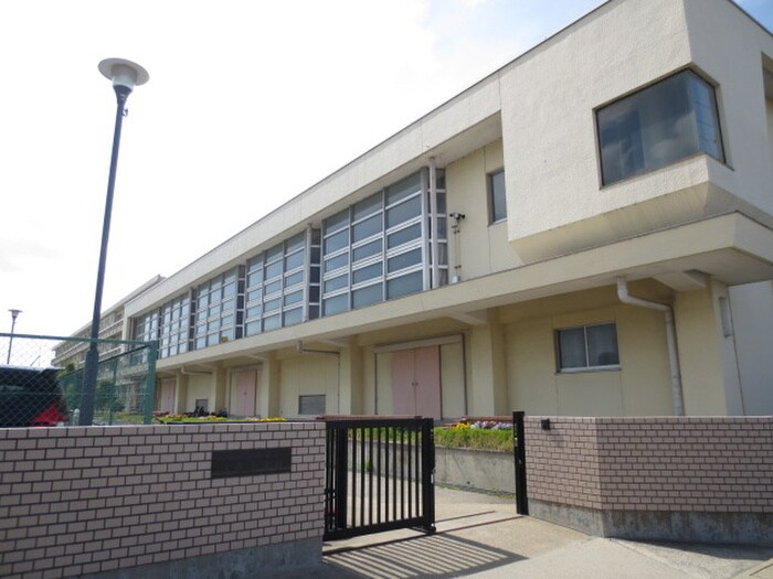 五条小学校(小学校)まで750m Sunpia Schmied