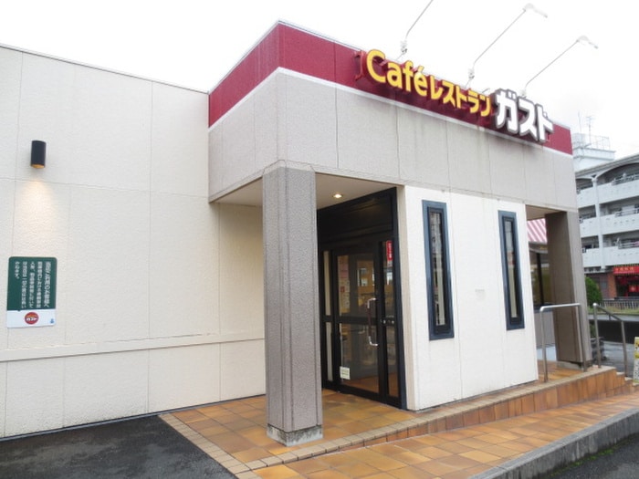 ガスト(その他飲食（ファミレスなど）)まで140m プランドール藤久