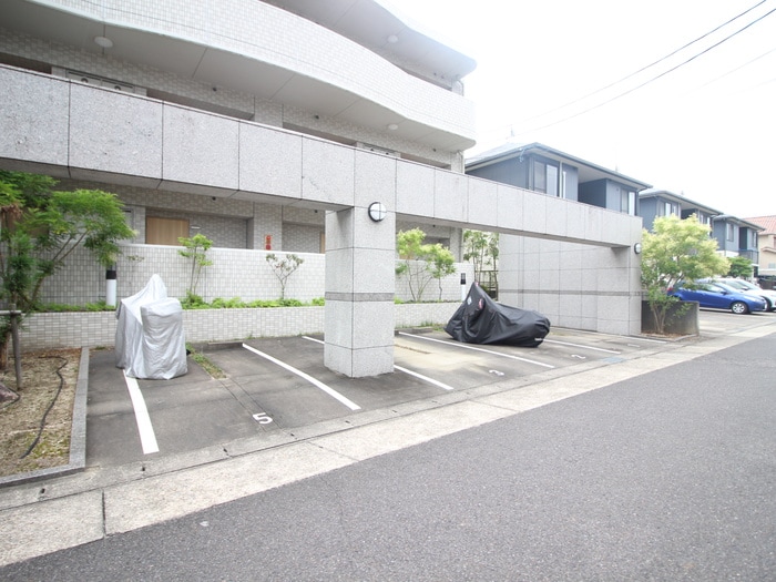 バイク置き場 アルベェ徳重