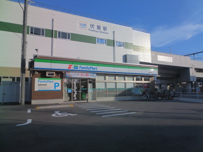 ファミリーマート近鉄伏屋駅店(コンビニ)まで335m セシ－ル