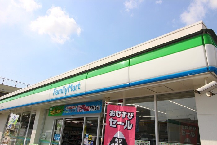 ファミリーマート平田小学校前店(コンビニ)まで450m リビオン