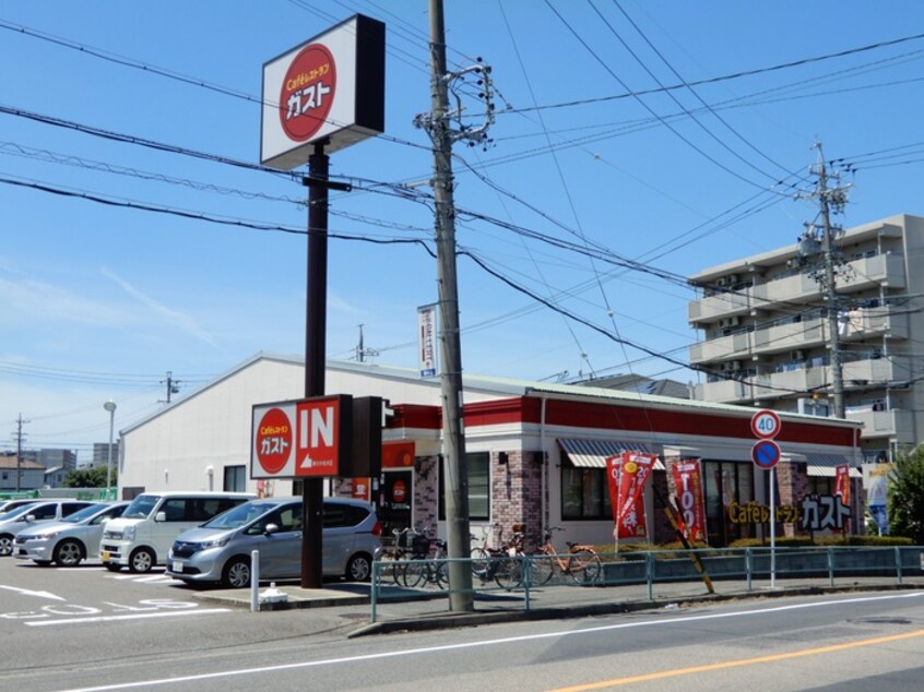 ガスト(その他飲食（ファミレスなど）)まで940m ア－バンライフ３