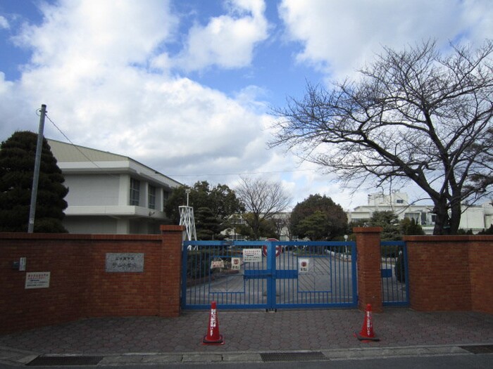 守山小学校(小学校)まで89m ハウス大屋敷