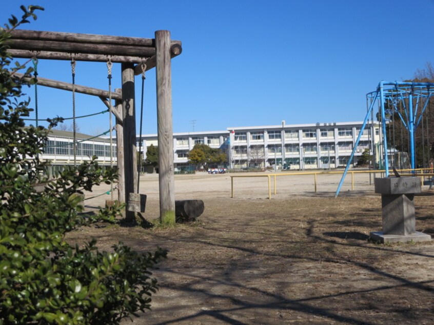 若園小学校(小学校)まで750m 三陽ビル