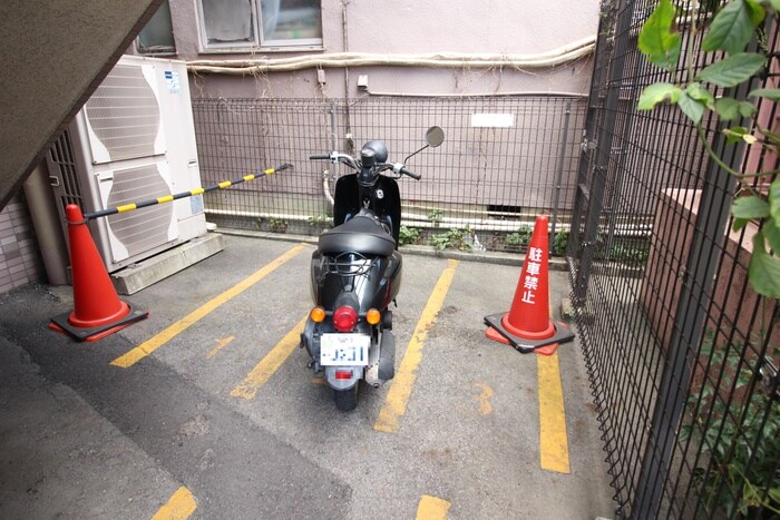 バイク置き場 ロイヤルピジョン八田