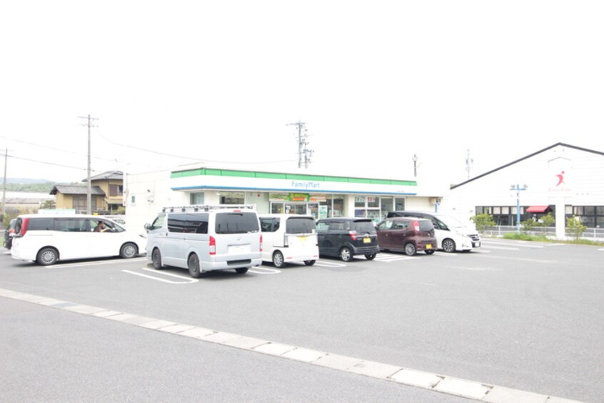 ファミリーマート(コンビニ)まで994m プリムローズⅢ