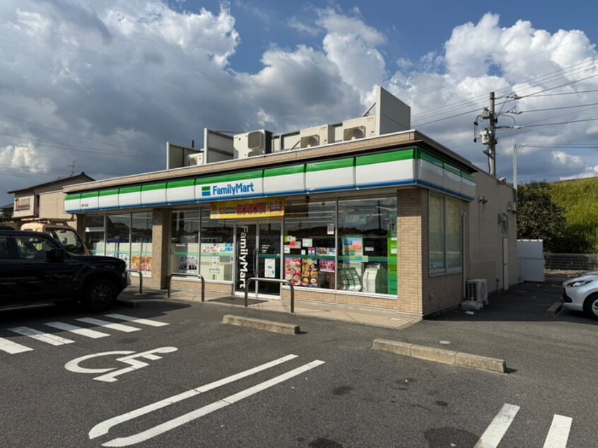 ファミリーマート 瀬戸石田店(コンビニ)まで500m サンシャインヒルズ