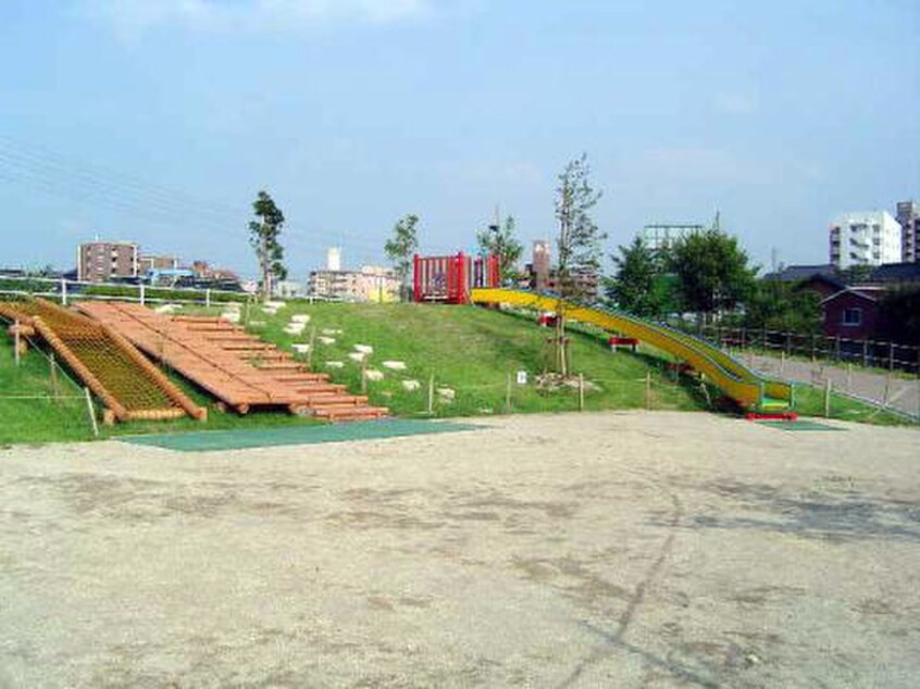 上納池スポーツ公園(公園)まで950m ラフォーレ若慎
