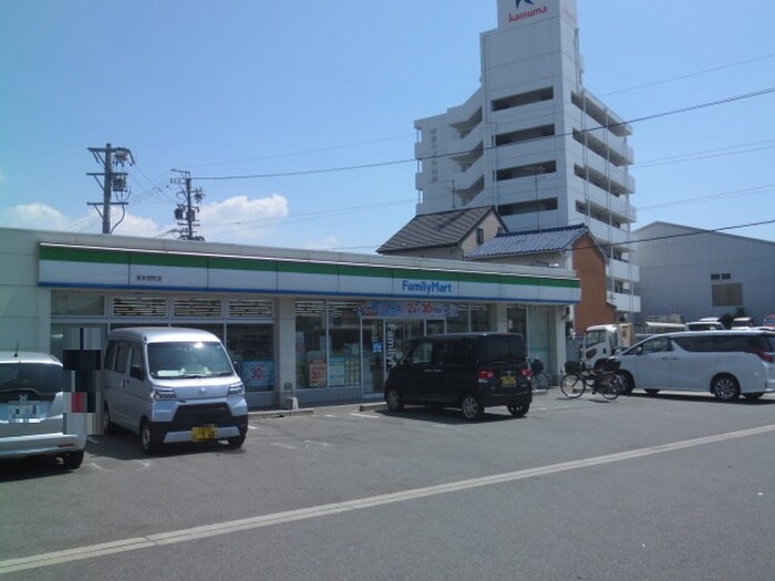 ファミリーマート港本宮店(コンビニ)まで53m 本宮ハイツ山田