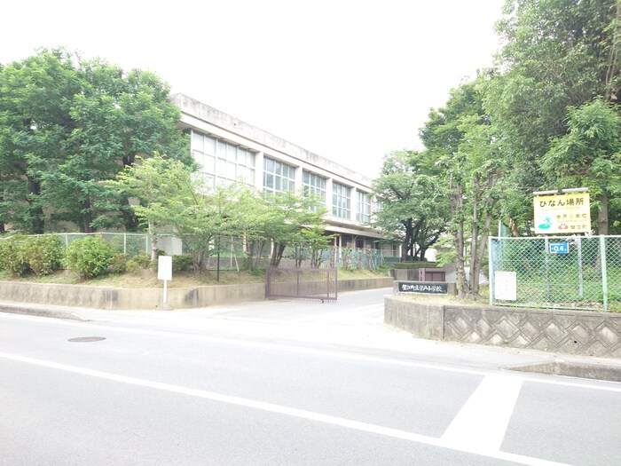 蟹江町立学戸小学校(小学校)まで1020m ｸﾚｾﾝﾄ･ﾙﾅﾋﾟｴﾅ　ﾙﾅﾋﾟｴﾅ