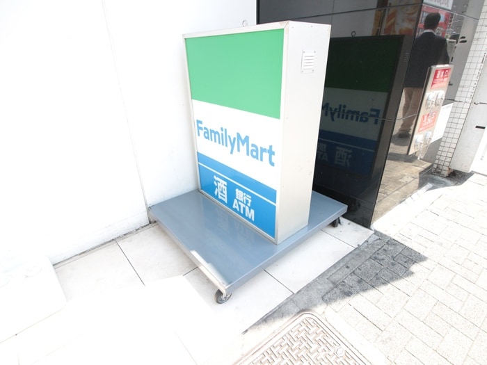 ファミリーマート(コンビニ)まで250m Ｌａ　Ｆａｃａｄｅ