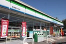 ファミリーマート新居屋大日店(コンビニ)まで739m アンジェロ
