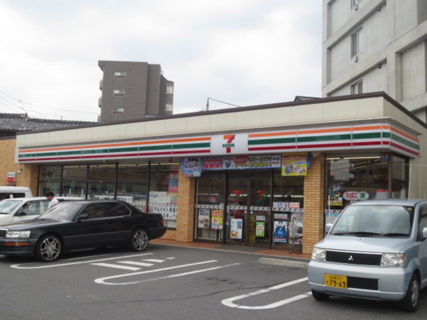 ファミリーマート名古屋新出来二丁目店(コンビニ)まで700m サンニシキ