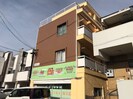 名信ビルの外観