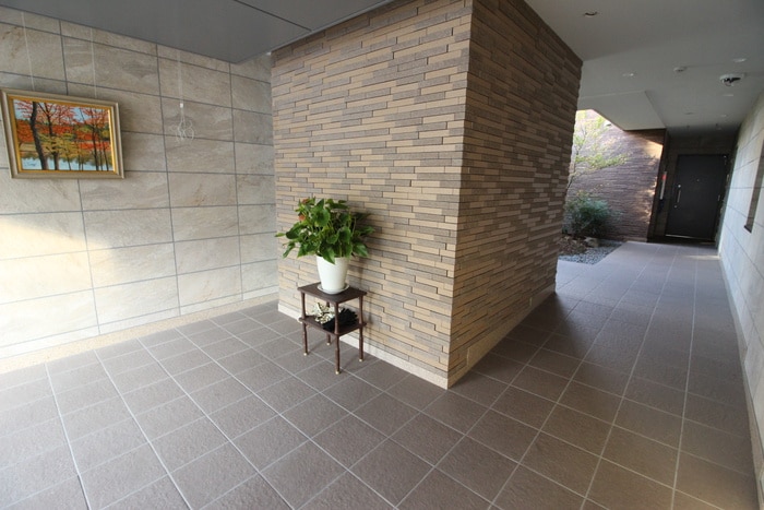 エントランス部分 マルーン白壁