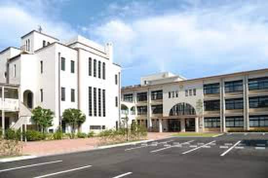 私立金城学院高校(高等学校/高等専門学校)まで91m マルーン白壁
