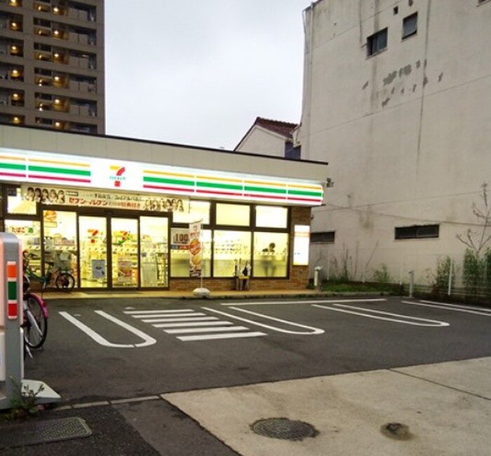 セブン　名古屋千代田３丁目店(コンビニ)まで550m ﾌﾟﾚｻﾝｽ上前津ｴﾚｽﾀ(604)