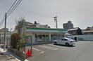 ファミリーマート芳野1丁目店(コンビニ)まで400m グランマスト白壁