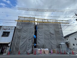 建築中