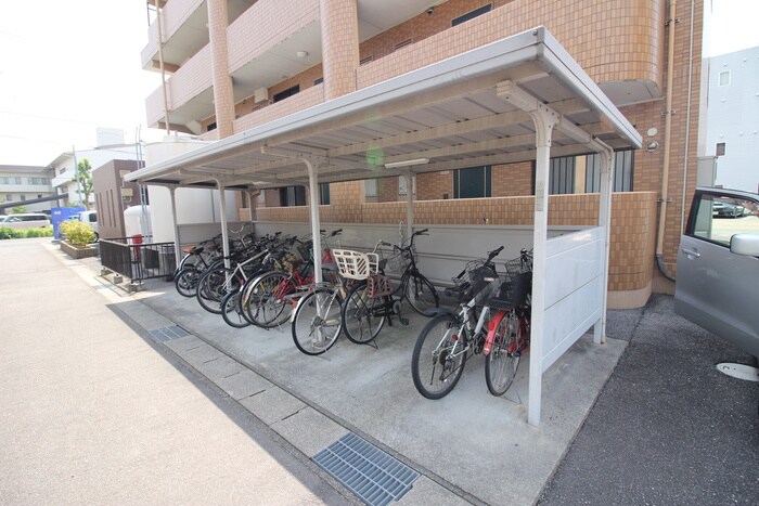 駐輪場 サルビア