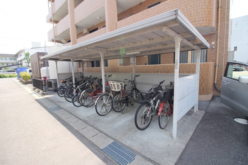 駐輪場 サルビア