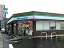 ファミリーマート万場大橋店(コンビニ)まで900m サンパレス