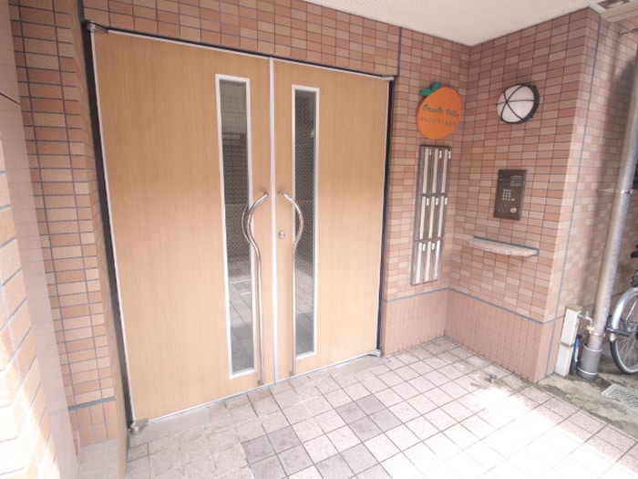 エントランス部分 オレンジヴィラ若水