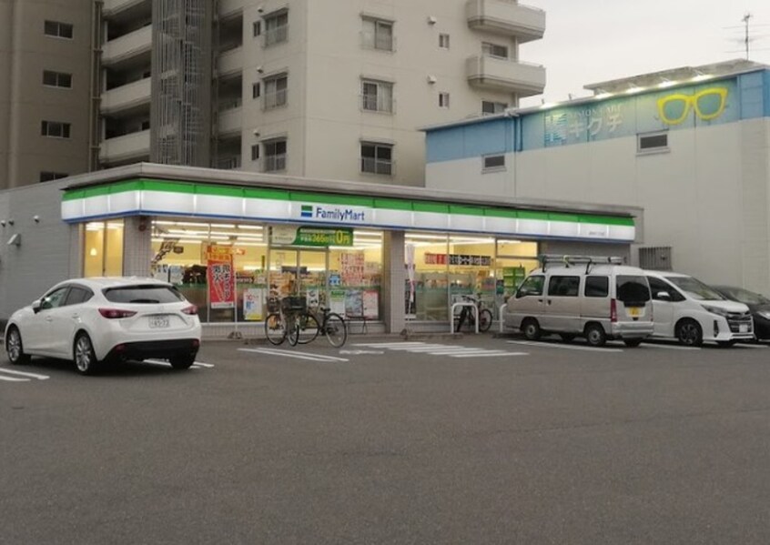 ファミリーマート(コンビニ)まで140m アリヴィオ