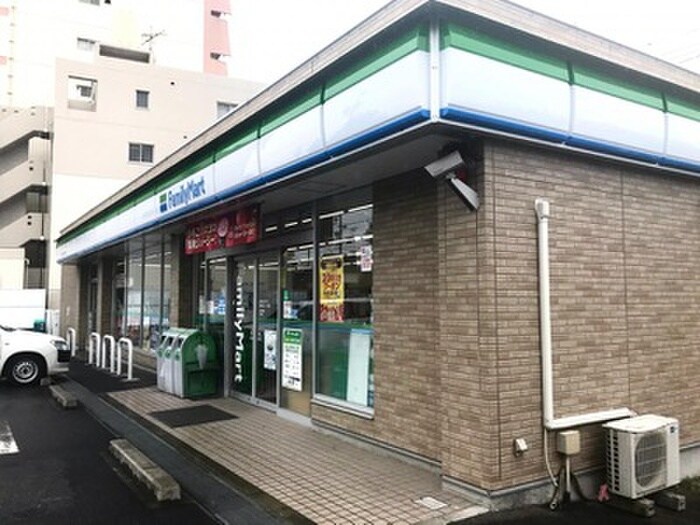 ファミリーマート(コンビニ)まで320m メゾンルミナス