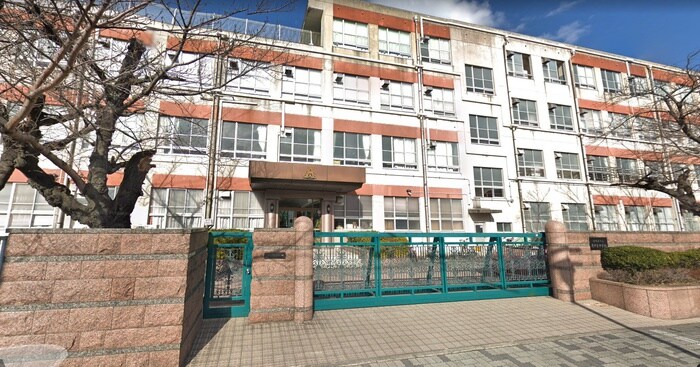 あずま中学校(中学校/中等教育学校)まで1290m ランドハウスチクサステ－ション