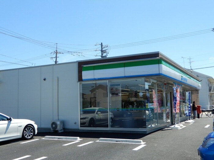 ファミリーマート(コンビニ)まで402m ロワジール