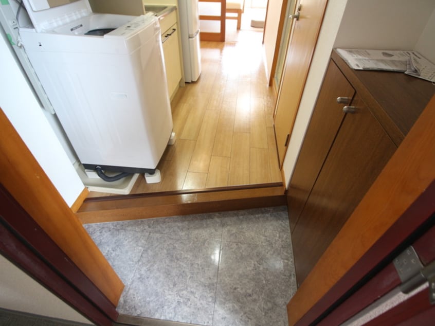 玄関 ラモヴェ－ル白壁