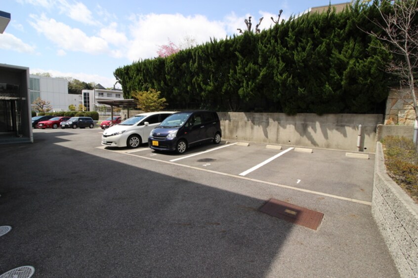 駐車場 Vingt et un Bonheur表山