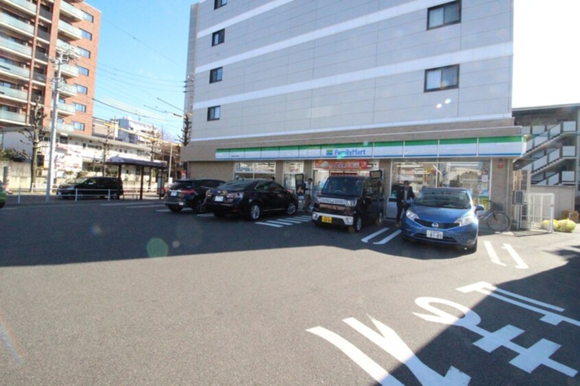 ファミリーマート(コンビニ)まで1080m Vingt et un Bonheur表山