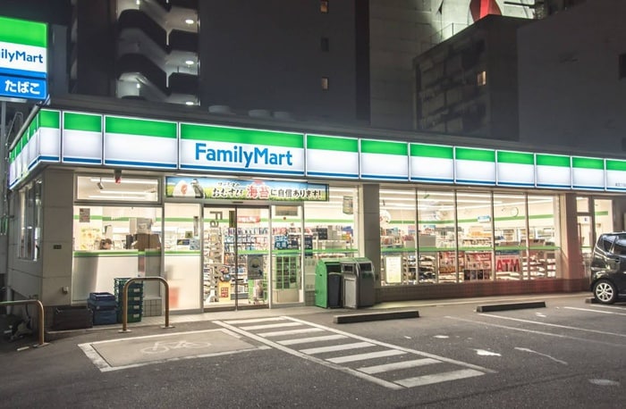 ファミリーマート 栄五丁目店(コンビニ)まで300m ル－チェ栄