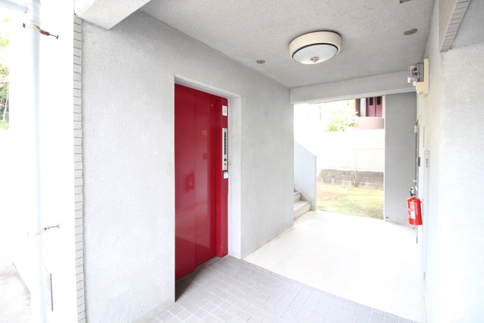 エントランス部分 ヒルトンブル－