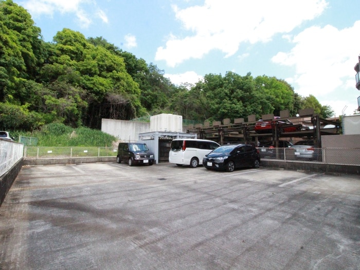 駐車場 ヒルトンブル－