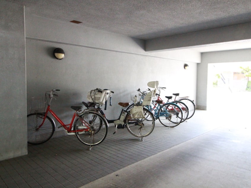 駐輪場 ヒルトンブル－