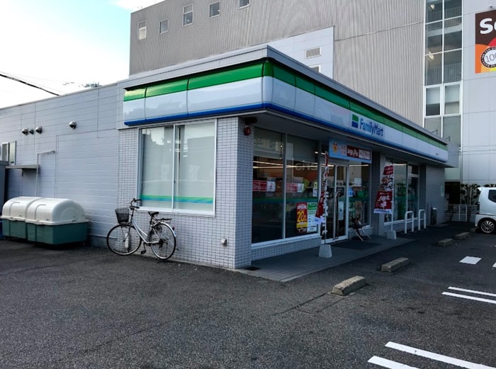 ファミリーマート瑠璃光店(コンビニ)まで140m クラージュ龍ノ口
