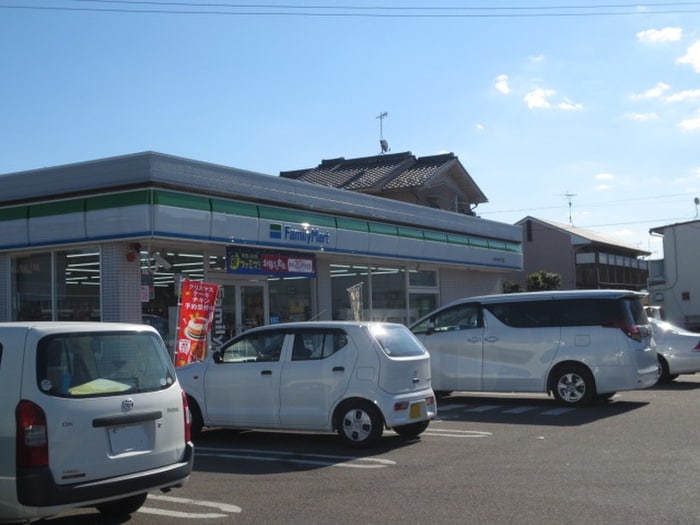 ファミリーマート(コンビニ)まで130m メゾン中央