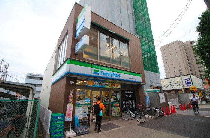 ﾌｧﾐﾘｰﾏｰﾄ志賀本通駅前店(コンビニ)まで190m カスタリア志賀本通
