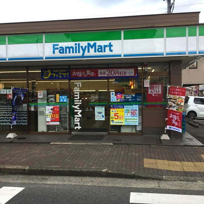 ファミリーマート(コンビニ)まで398m ｶﾄﾞｰﾗ