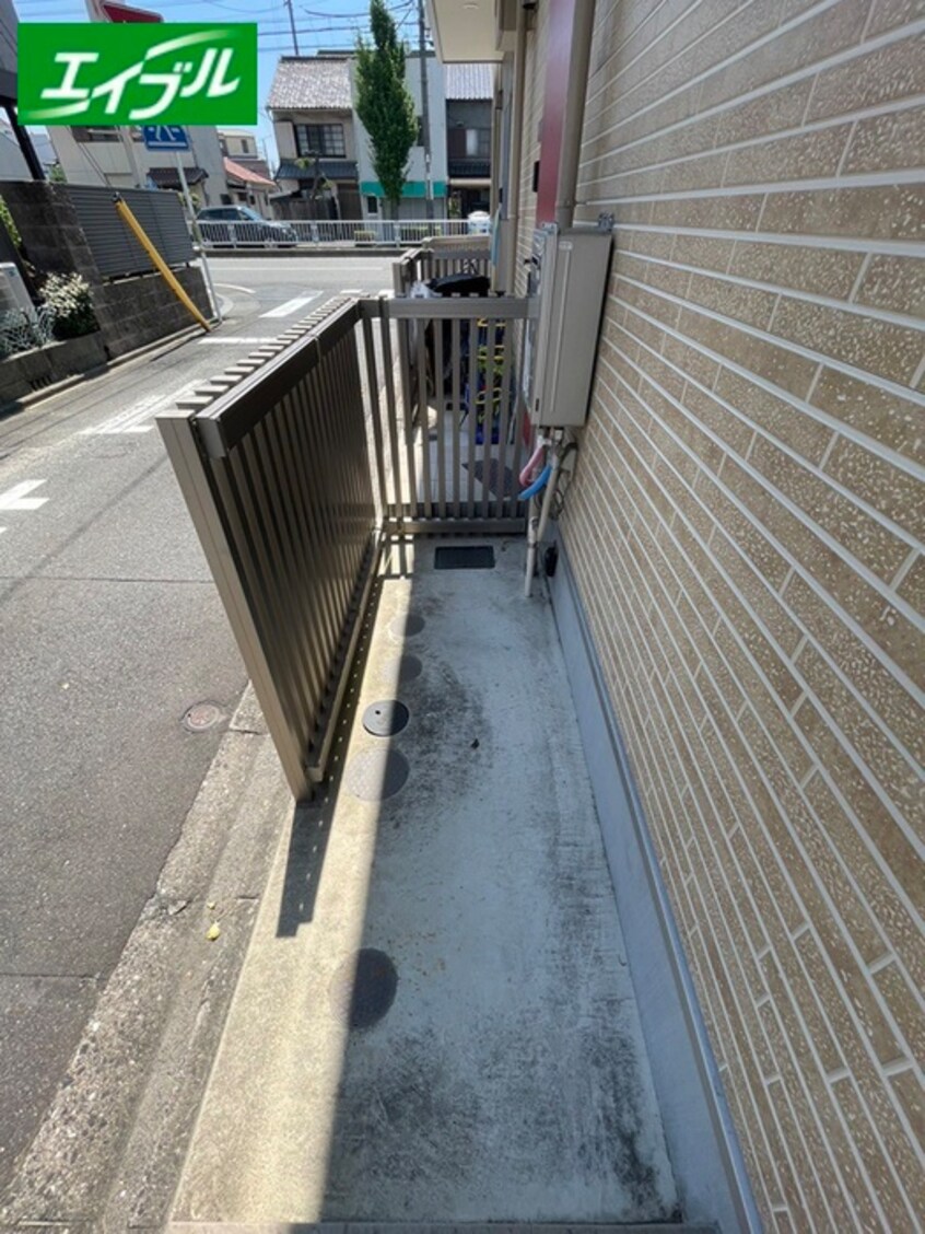 駐輪場 Quatre Portes