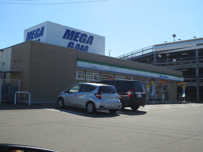 ファミリーマート一宮三味北店(コンビニ)まで785m アイレヘイワ